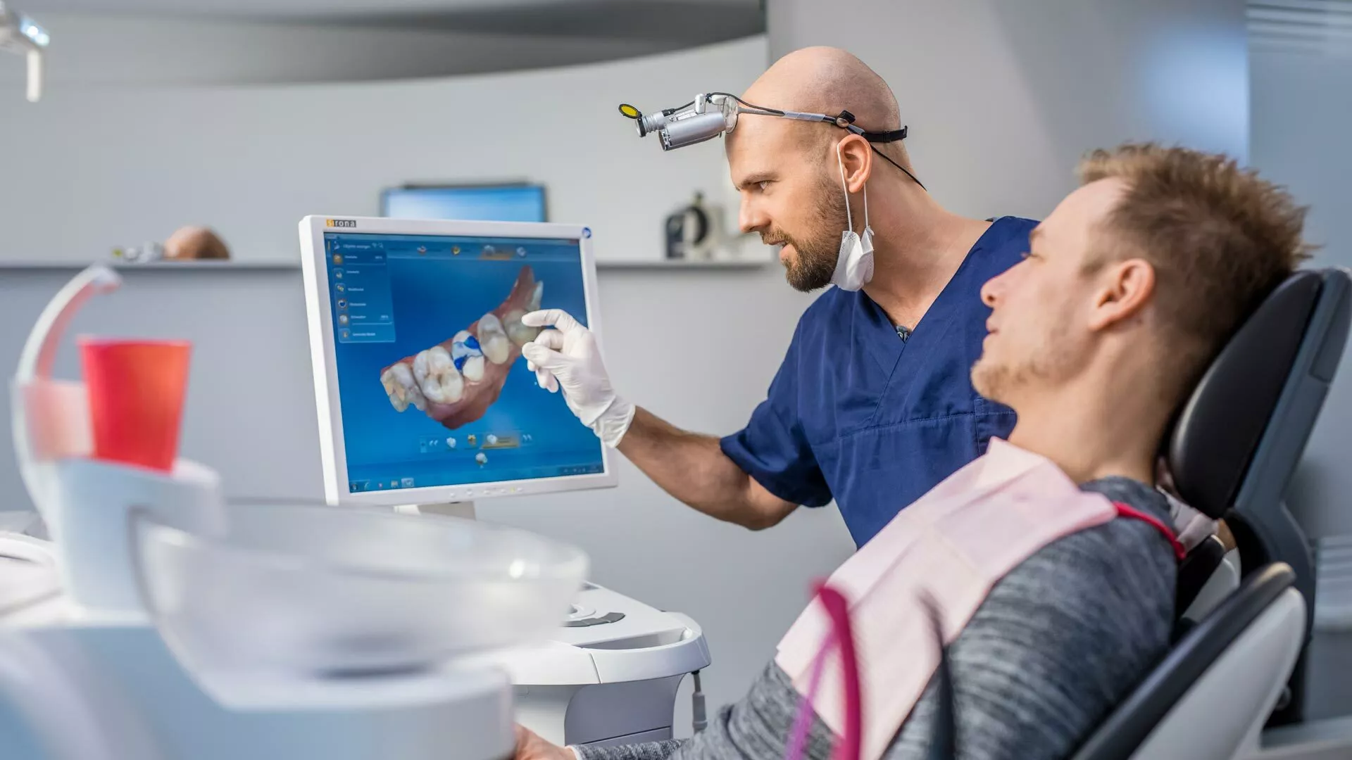 Praxismarketing / Opti 5 Uebernahme Zahnarztpraxis Degen Patientengespraech