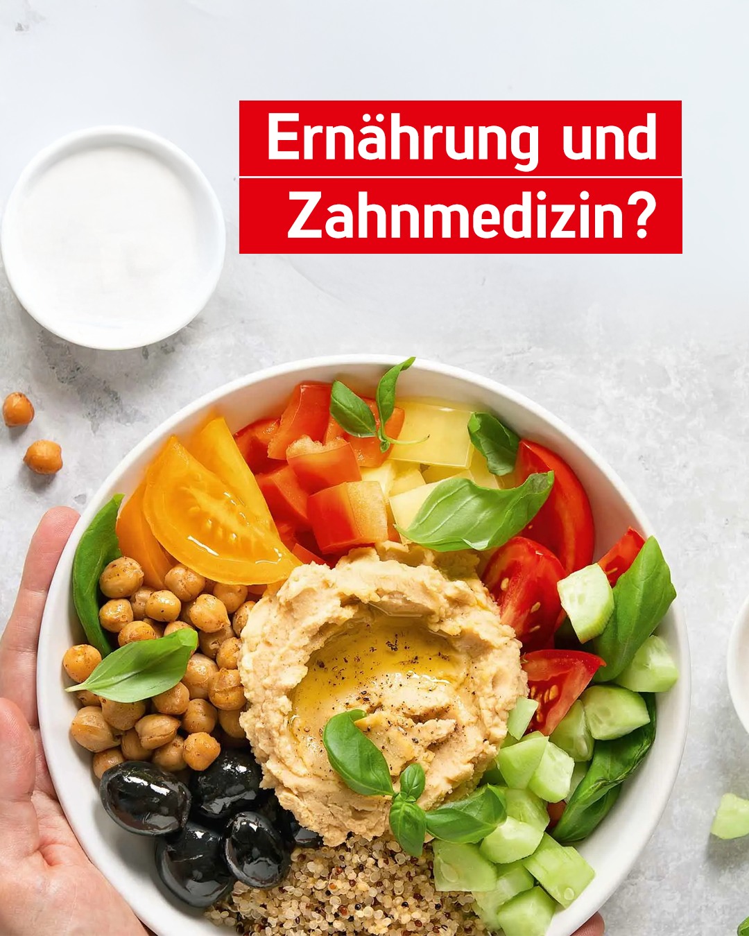 🦷 Ernährung als unterschätzter Schlüssel zur oralen Gesundheit?

Wer glaubt, Zähneputzen allein reicht aus, übersieht das große Ganze: Das orale Mikrobiom, die Wundheilung und das Kariesrisiko sind maßgeblich von Ernährung und Nährstoffversorgung abhängig. Dr. Consuela Codrin zeigt, warum eine differenzierte Betrachtung von Makro- und Mikronährstoffen – von Kalzium über sekundäre Pflanzenstoffe bis zu basenbildender Kost – im Praxisalltag einen entscheidenden Unterschied machen kann.

✅ Kalzium stärkt Zähne & Knochen
✅ Sekundäre Pflanzenstoffe wirken entzündungshemmend
✅ Ballaststoffe fördern Speichelfluss & Zahnfleischgesundheit
✅ Gute Fette unterstützen Heilungsprozesse
✅ Weniger tierische Produkte = weniger Säurebelastung

🥦 Tipp: Pflanzliche Kalziumquellen wie Sesam, Grünkohl oder Mandeln sind oft besser bioverfügbar – und schonen gleichzeitig deine Gesamtgesundheit.

🌿 Und nicht vergessen: Wildkräuter wie Salbei, Ringelblume & Kapuzinerkresse können sogar entzündungshemmend wirken – ganz natürlich.

💧 Viel trinken, bunt essen, bewusst kauen – so geht Zahngesundheit von innen.

👉 Jetzt den Zusammenhang verstehen – für bessere Prävention und gezieltere Beratung im Behandlungszimmer. Link in Bio.

#Zahnmedizin #ErnährungUndZähne #Mundgesundheit #Prävention #Dentalwissen #HenryScheinDental