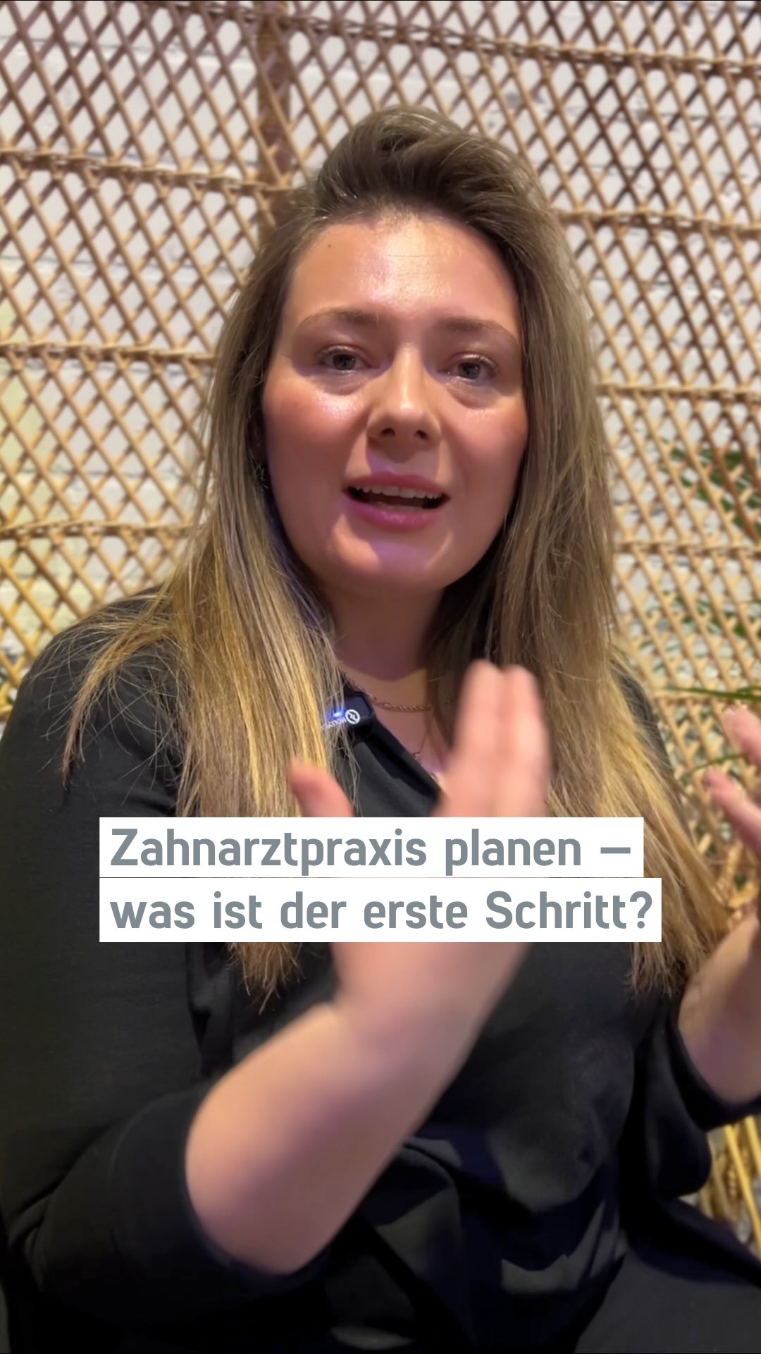 💭„Ich möchte Holzoptik, grüne Wände und goldene Wasserhähne!“ 
Klar – Design ist wichtig. 
Aber: Es ist nicht der erste Schritt.

🦷 Unsere Praxisplanerin Drenusha Ramadani erklärt dir im Video: 
Viele Gründer:innen starten mit dem Look – dabei beginnt gute Planung mit deinem Konzept.

✅ Wie groß soll die Praxis sein? ✅ Wie viele Behandlungsräume brauchst du? ✅ Welche Flexibilität brauchst du in Zukunft?

Erst dann kommt der Grundriss. Dann die Fläche. Dann das Design. 
Und im Idealfall bist du in jedem Schritt mit dabei. 
Denn am Ende soll es nicht irgendwas sein – sondern DEINE Zahnarztpraxis.

👉 Wenn du professionell in deine Planung starten willst: Hol dir jetzt Unterstützung bei der Gründung von unseren Expert:innen.

🔎Finde deinen Ansprechpartner unter denttalents.de/gruenden (Link in Bio)

#Praxisgründung #Zahnarztpraxis #Praxisplanung #Gründerberatung #HenrySchein #Assistenzzahnärztin #Assistenzzahnarzt #Zahni #Zahnmedizin