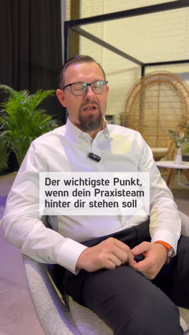 💡 Der wichtigste Punkt, wenn du willst, dass dein Praxis-Team hinter dir steht?
🚀Gib deinem Team jeden Tag die Chance, zu wachsen.

Gründerberater und Führungsexperte Nicolas Abel sagt im Video ganz klar: 
Als Praxisgründer:in bist du automatisch Führungskraft. 
Und dein Erfolg hängt nicht nur von dir ab – sondern vor allem von den Menschen, die täglich mit dir arbeiten.
✔️ Fördern statt fordern ✔️ Entwicklung ermöglichen ✔️ Stärken sehen und stärken

Denn: Ein starkes Team entsteht nicht von selbst – sondern durch starke Führung.

⭐️Du willst von Anfang an gut führen und dein Team mitnehmen?
👉Dann hol dir Unterstützung bei unserer Gründerberatung: denttalents.de/gruenden (Link in der Bio)

#denttalents #Praxisgründung #Zahnarztpraxisgründen #Teamführung #Zahnarztpraxis #Mitarbeiterbindung #Gründerberatung #HenrySchein #Zahni #Zahnarzt #Zahnärztin